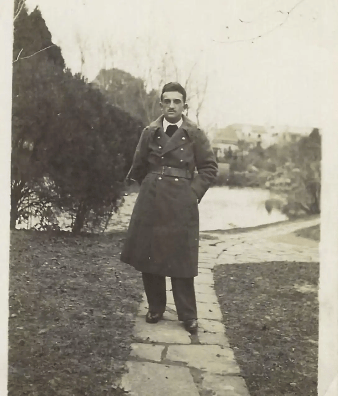 法国男子携622张“记录侵华日军罪行照片”抵京，照片正待鉴定