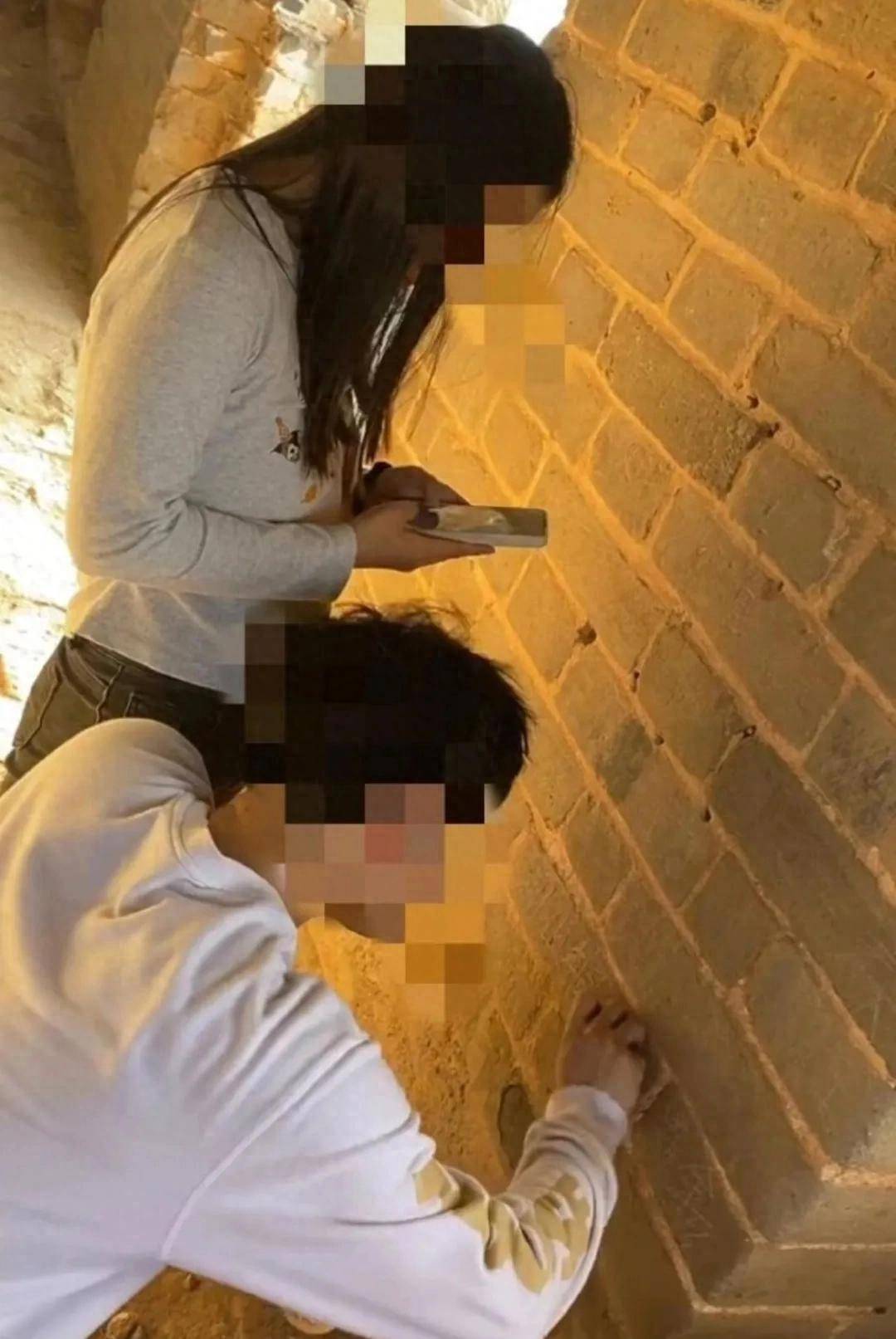 一对情侣在司马台长城刻划，警方回应：已介入调查