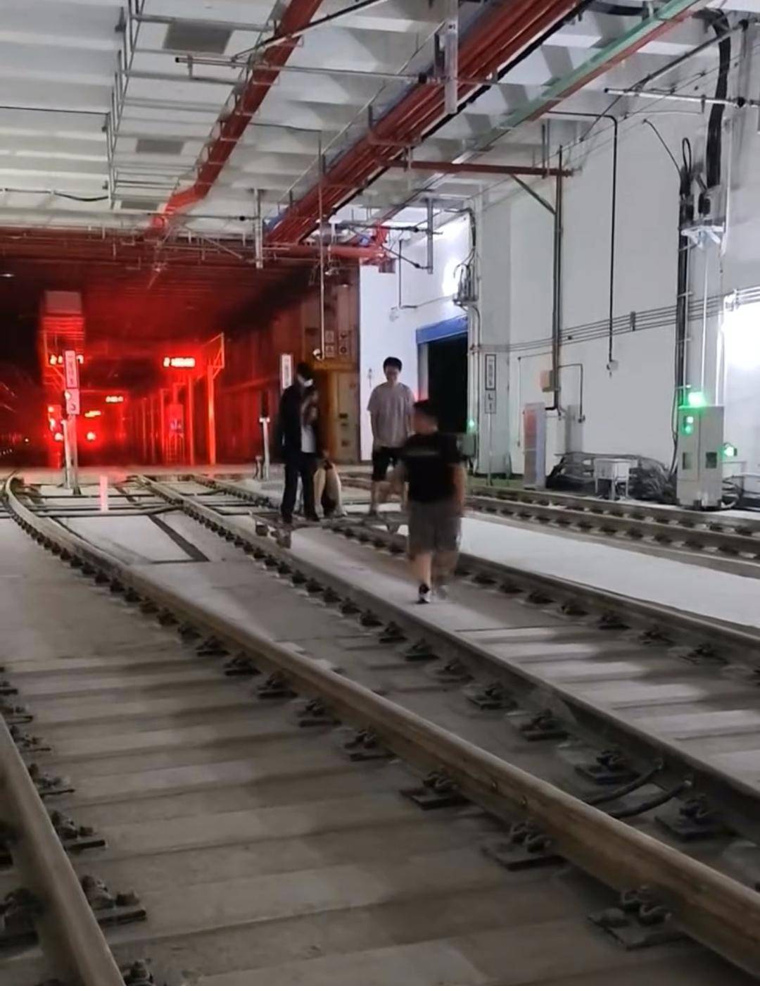 重庆多名未成年人在地铁隧道里骑车滑轨 事发地点确认