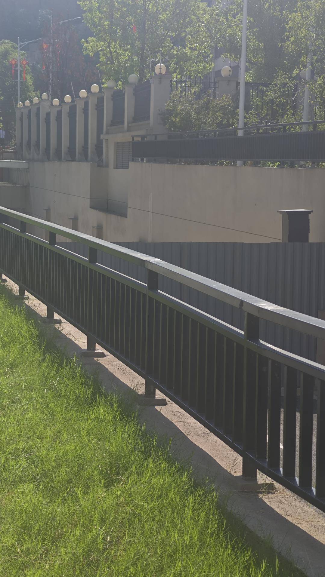 重庆多名未成年人在地铁隧道里骑车滑轨 事发地点确认