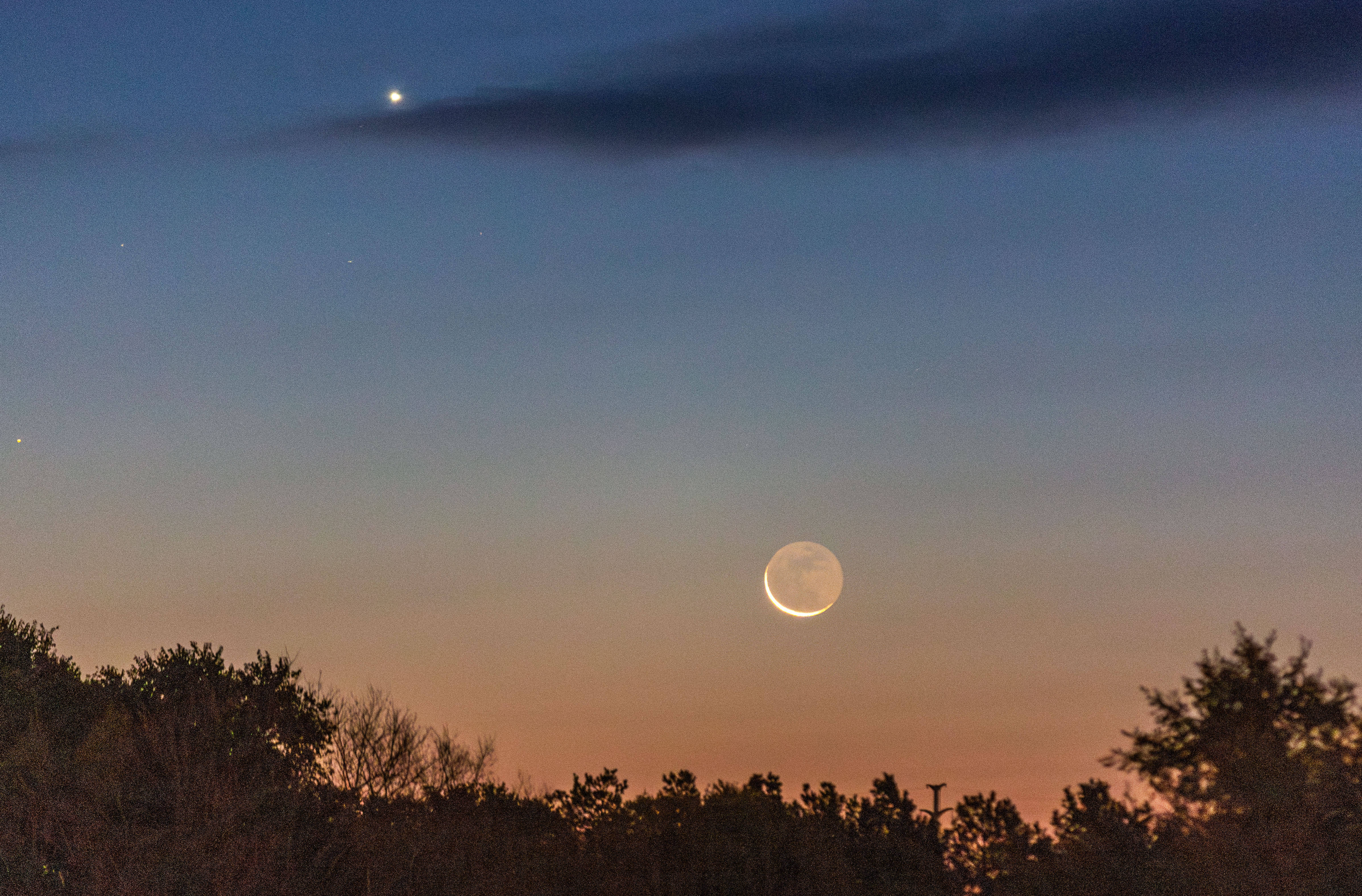 星空相册｜启明星伴月现身天宇#