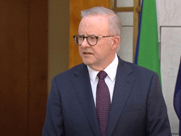 一口气签85亿稀土大单！特朗普笑了，“冤大头”终于出现：一年后，美国稀土会多到用不完