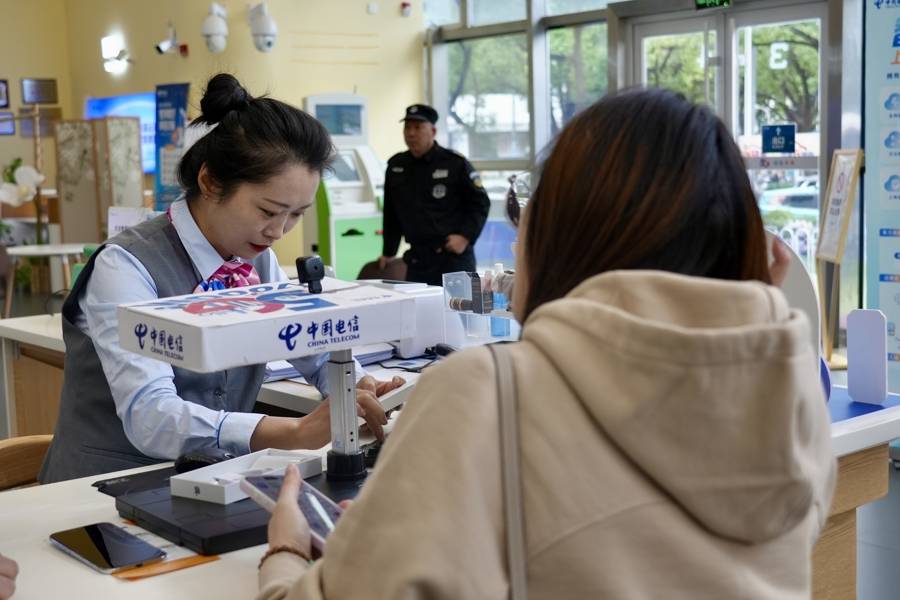 手机又升级,这次卡槽直接消失!没有SIM卡的手机怎么通话?